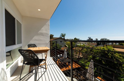 Middletown Apartment | Avalon 2 Unit Buyout (I & III) AvantStay | Mins to Gaslamp| Beautiful Deck w/BBQ