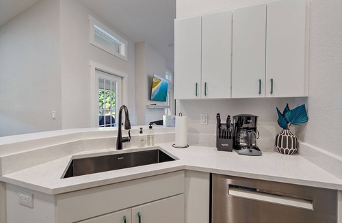Arlington Park House | Bay Bliss Bungalow | 65" Smart TV, Lanai + Electric Bikes!