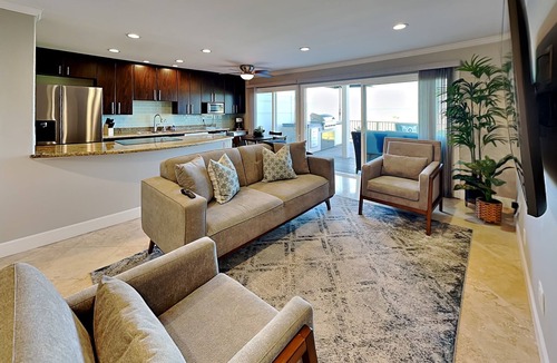 Crown Point House | Bay Front 2 Bedroom 2 bath with Mission Bay Views, Community Pool, BBQ