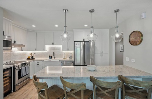 Crown Point Condo | Bay-view 2BR condo in Crown Point with pool, patio, and beach access.