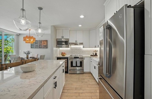 Crown Point Condo | Bay-view 2BR condo in Crown Point with pool, patio, and beach access.