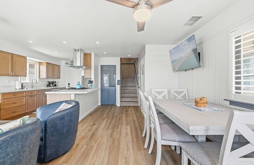 Mission Beach House | Bayfront Dreams - Bay Views, Garage, Boardwalk & Patio