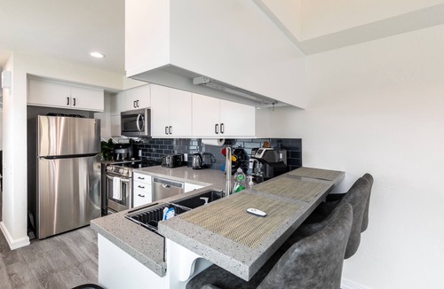 Crown Point House | Beach Townhouse-6 beds 2 Bath 1/2 Block to Beach Park-Garage-Spa-Dog Friendly-AC
