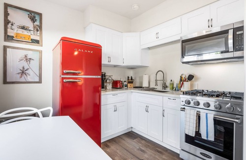 Crown Point Apartment | Beachside Retreat: Large Studio with AC 2 Blocks to Beach w/Parking