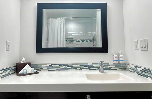 Old Towne Hotel | Beachside Stay – Walk to Shoreline, Cafés & Local Seal Beach Charm + Breakfast