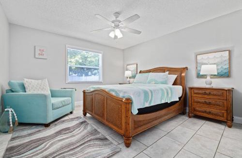 Ozona House | Beachy 2/1 Condo, One Block Downtown Palm Harbor!