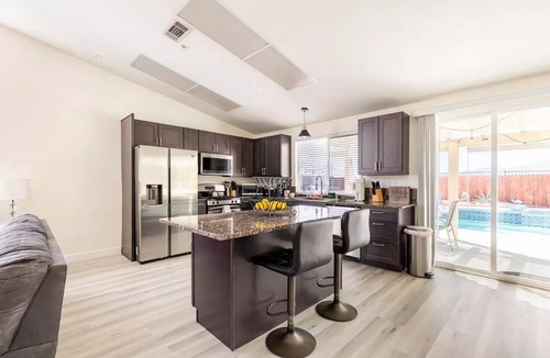 Desert Hot Springs House | Beautiful Desert Retreat- Scenic Mountain Views & Sunsets! Salt Water Pool & spa