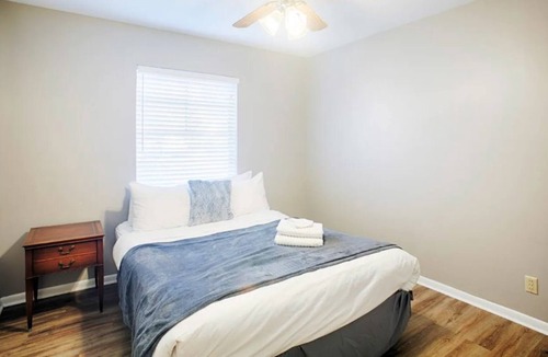 Riverside House | Beautiful downtown 3bed/2bath house w/ fenced yard