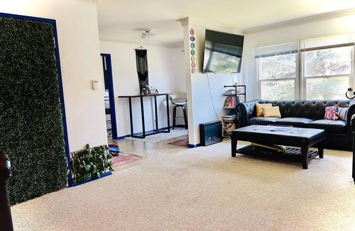 Los Feliz Apartment | Beautiful Historical Los Feliz- walking distance to so much!