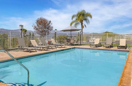 Lake Elsinore Hotel | Best Western Plus Lake Elsinore Inn & Suites
