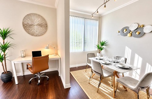 Beverly Grove Apartment | Beverly Deluxe I 2BR 2baths I Parking, Gym, Pool