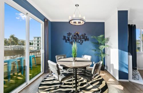 Beverly Grove Apartment | Beverly Hills Penthouse 2 BR Apt with Parking 407