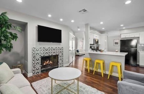 Castaic House | Big Red Brick Home near Six Flags Magic Mountain