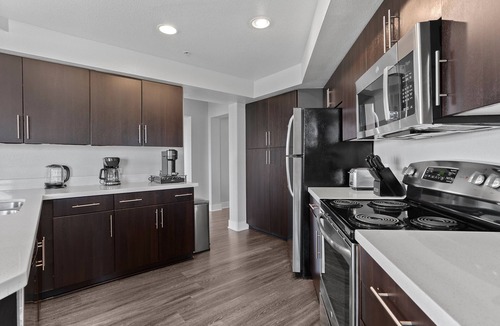 Pico Apartment | Blue Topaz' Prime Santa Monica Location, Central Rare 3BR 2BA Pool, Hot Tub, Gym