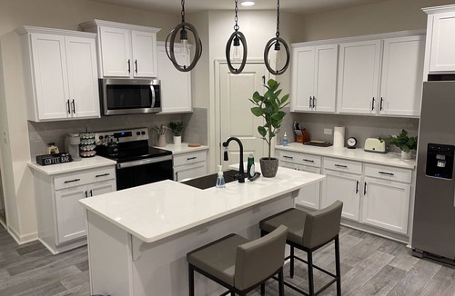 Harwood Lane House | Brand New 3 BDR w/KING Bed 8 mins to White Water