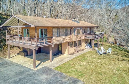 Waynesville House | Breathtaking mountain home with amazing views, firepit, & central AC - 2 dogs OK