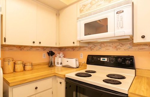 Bradenton Beach Condo | Bridgeport Condo 211 · Partial Gulf Views