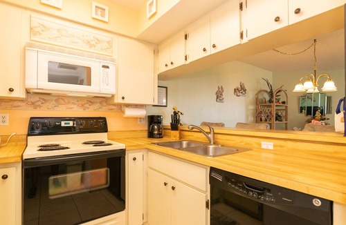 Bradenton Beach Condo | Bridgeport Condo 211 · Partial Gulf Views