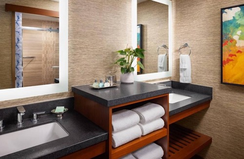 Crown Point Hotel | Bright Bay View Double Suite | Perfect for Group Getaways | 2 units