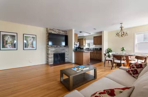 La Crescenta House | Bright & Cozy Home in La Crescenta