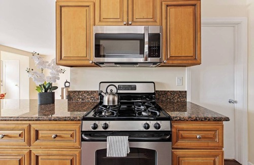 La Crescenta House | Bright & Cozy Home in La Crescenta