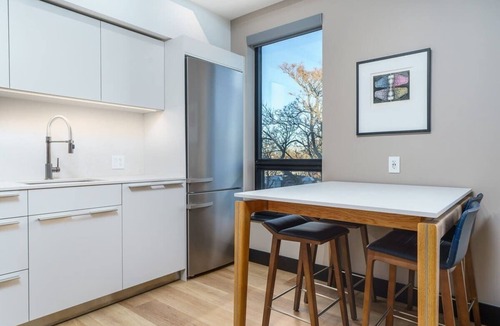 Berkeley Hotel | Bright & Modern Flat Steps from Tennyson Street
