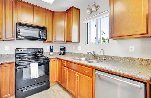 Crown Point Condo | Bright, Spacious 2 BD in the Heart of San Diego!