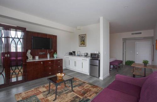 Bankers Hill Hotel | Cali King Size One Bedroom Luxurious Suite in DTSD