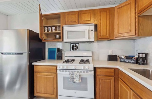 Poets Corner Apartment | Central Berkeley 2BR Home | Near UC & BART + Parking