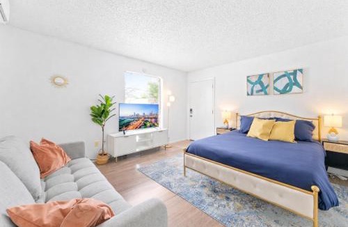 North University Apartment | Central Hyde Park suites close to UT, Moody Center, Downtown