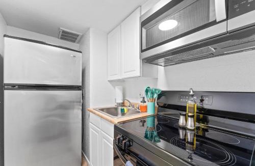 North University Apartment | Central Hyde Park suites close to UT, Moody Center, Downtown