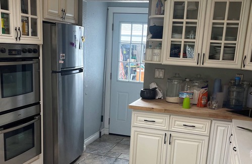 Lincoln Acres House | Central location near beach quiet neighborhood for entertaining