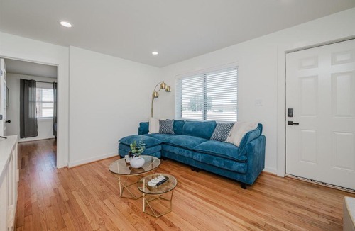 Civil Rights Historic District Apartment | Central Quarters- GroupsKing & Queen BedsParking