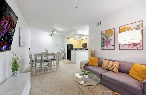 Del Rey Apartment | Charming 2-bedroom in marvelous Marina del Rey with gym, pool! Free parking!