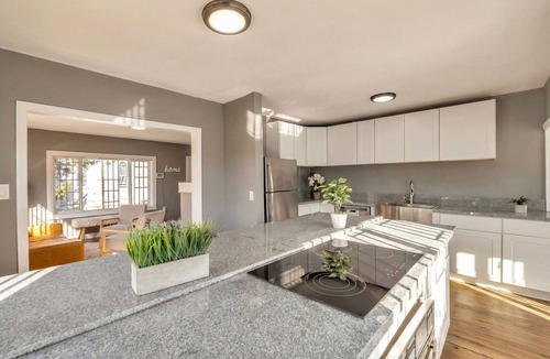 Oakland House | Charming 2-Bedroom Oakland Home Near BART – Flexible Lease
