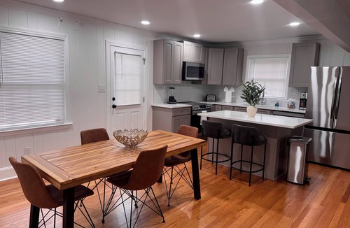 Sheffield Park House | Charming 3-bedroom house with WiFi and AC in Charlotte