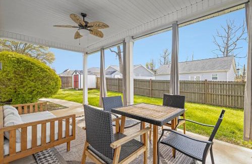 North Belmont House | Charming Belmont Retreat - 3 beds & Private Yard