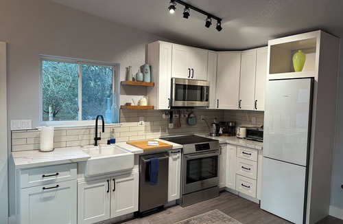 Freestone Cottage | Charming cottage in delightful Sebastopol with AC, WiFi