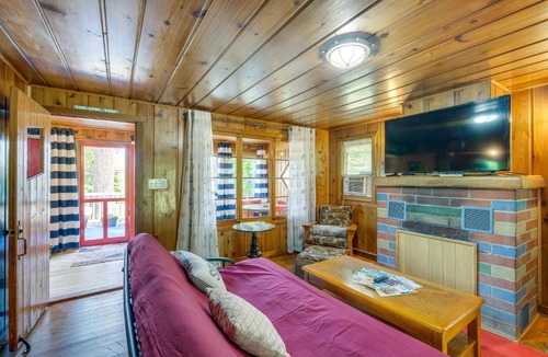 Herron House | Charming Michigan Cottage w/Sunroom & Lake Access