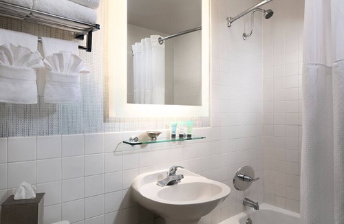 Crown Point Hotel | Charming Room Perfect for Solo Travelers – Near Palm Trees and Beach Vibes