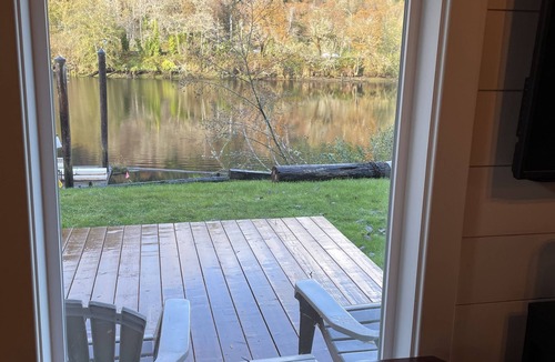 Mapleton Cottage | Charming waterfront cottage with fireplace and deep water dock