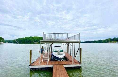 Dixie - Berryhill House | Chateau Merlot Lakefront Retreat USNWC Boat Rental