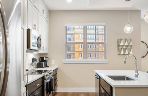 Fourth Ward Condo | Chic 2BR High-Rise Hot Tub, Gym, & Rooftop Views🌆