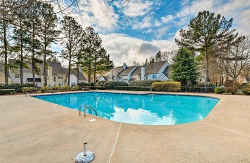 Charlotte House | Chic Charlotte Townhome w/Community Pool