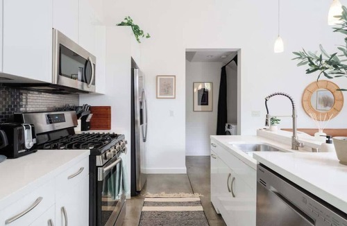 Little Italy Apartment | Chic Inner City Pad w/Balcony | Walk Everywhere!