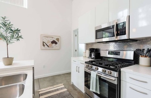 Little Italy Apartment | Chic Inner City Pad w/Balcony | Walk Everywhere!