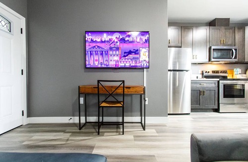 University Heights Apartment | Chic King Suite w/Balcony in Uni Heights