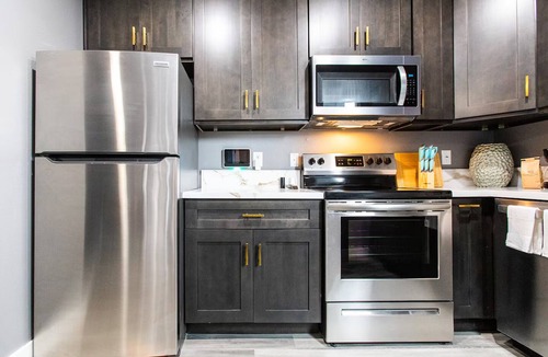 University Heights Apartment | Chic King Suite w/Balcony in Uni Heights