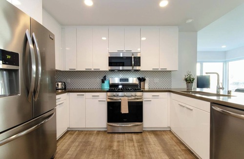 Downtown Los Angeles Apartment | City Skyline Views 3-Bed High-rise Apartment W/Rooftop Pool, Spa & Rooftop