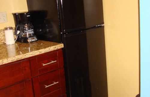 Tantalus Apartment | Clean/Chic/Secure Studio, FREE PRIVATE PARKING, LAUNDRY,WIFI, POOL
